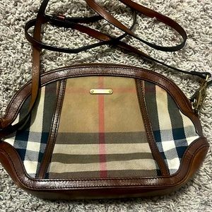 Burberry orchard crossbody. Adjustable strap and wristlet included.